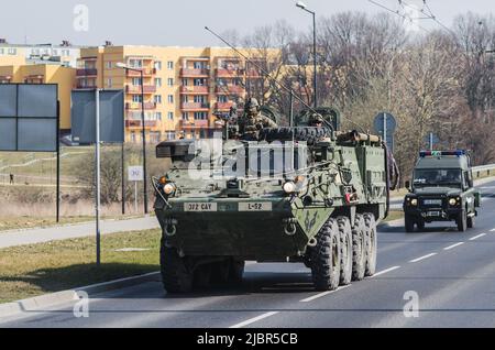 Lublin, Polen - 25. März 2015: Fahrzeug der United States Army (Armored Personnel Carrier) Stryker durch die Straßen der Stadt Stockfoto