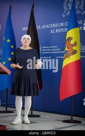 Chisinau, Moldawien. 08.. Juni 2022. Claudia Roth (Bündnis 90/die Grünen), Staatsministerin für Kultur und Medien, spricht in Chisinau zur Eröffnung einer Ausstellung über das 30-jährige Verhältnis zwischen der Republik Moldau und Deutschland. Quelle: Kay Nietfeld/dpa/Alamy Live News Stockfoto