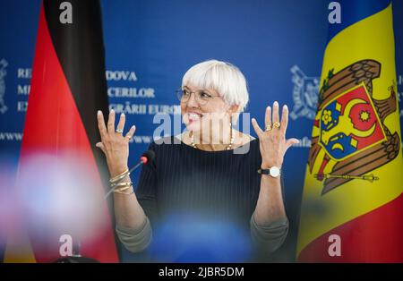 Chisinau, Moldawien. 08.. Juni 2022. Claudia Roth (Bündnis 90/die Grünen), Staatsministerin für Kultur und Medien, spricht in Chisinau zur Eröffnung einer Ausstellung über das 30-jährige Verhältnis zwischen der Republik Moldau und Deutschland. Quelle: Kay Nietfeld/dpa/Alamy Live News Stockfoto