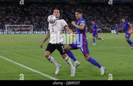 Little Boy, Deutschland. 07.. Juni 2022. firo: 07.06.2022, Fuvuball, Fußball: DFB Nationalmannschaft, Männer, UEFA Nations League, GER, Deutschland - eng, England 1: 1 David RAUM, GER links gegen John STONES/dpa/Alamy Live News Stockfoto