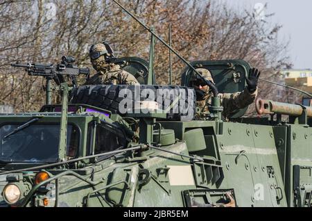 Lublin, Polen - 25. März 2015: Fahrzeug der United States Army (Armored Personnel Carrier) Stryker durch die Straßen der Stadt Stockfoto