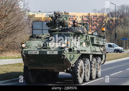 Lublin, Polen - 25. März 2015: Fahrzeug der United States Army (Armored Personnel Carrier) Stryker durch die Straßen der Stadt Stockfoto