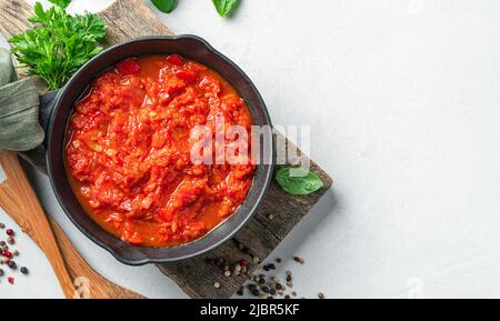 Klassische hausgemachte Tomatensauce in einer Pfanne. Stockfoto