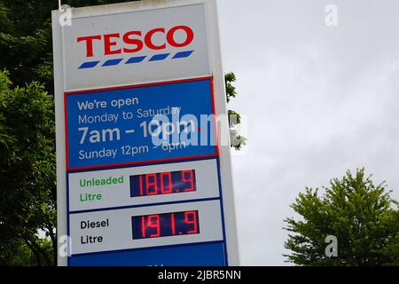 Ashford, Kent, Großbritannien. 08. Juni 2022. Kent, einer der billigsten Kraftstofflieferanten in Ashford, hat jetzt £1,80 für bleifrei und £1,91 für Diesel überschritten, da der Treibstoff bis zum Sommer noch weiter steigen soll. Foto-Kredit: Paul Lawrenson /Alamy Live Nachrichten Stockfoto