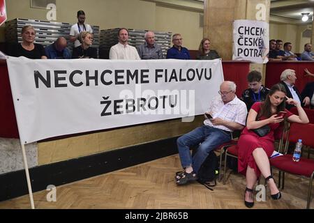 Prag, Tschechische Republik. 08.. Juni 2022. Am 8. Juni 2022 fand im Lucerna-Palast in Prag, Tschechische Republik, ein Protesttreffen der Bauern statt, um über die Festlegung von Subventionen für Kleinbauern zu diskutieren. Kredit: Roman Vondrous/CTK Foto/Alamy Live Nachrichten Stockfoto