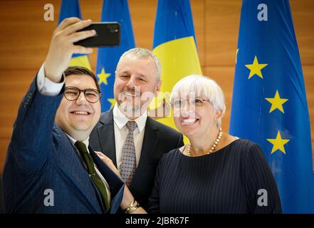 Chisinau, Moldawien. 08.. Juni 2022. Claudia Roth (Bündnis 90/die Grünen), Staatsministerin für Kultur und Medien, steht für ein Foto mit ihrem Amtskollegen Sergiu Prodan (M) und Daniel Voda (Presseattaché des moldauischen Außenministeriums) in Chisinau. Roth eröffnet hier eine Ausstellung über die 30-jährige Beziehung zwischen der Republik Moldau und Deutschland. Quelle: Kay Nietfeld/dpa/Alamy Live News Stockfoto
