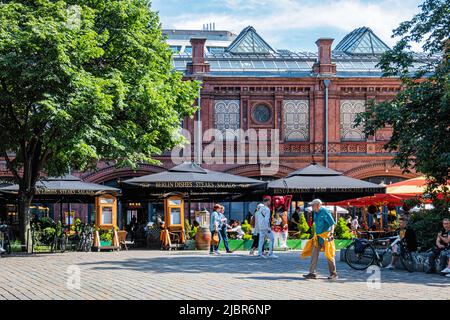 Hackescher Markt, Mitte-Berlin, Deutschland. Restaurants mit Essbereich im Freien neben der historischen S-Bahn-Station Stockfoto