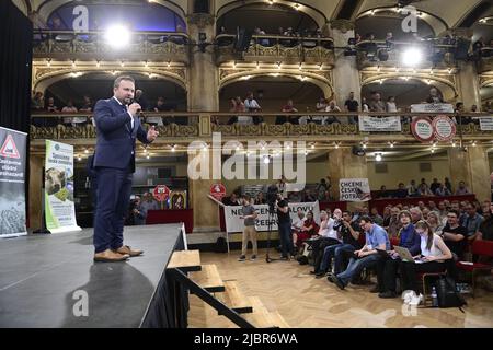 Prag, Tschechische Republik. 08.. Juni 2022. Der tschechische Landwirtschaftsminister Marian Jurecka spricht am 8. Juni 2022 im Lucerna-Palast in Prag, Tschechische Republik, während des Protesttreffens der Landwirte, um die Festlegung von Subventionen für Kleinbauern zu diskutieren. Kredit: Roman Vondrous/CTK Foto/Alamy Live Nachrichten Stockfoto