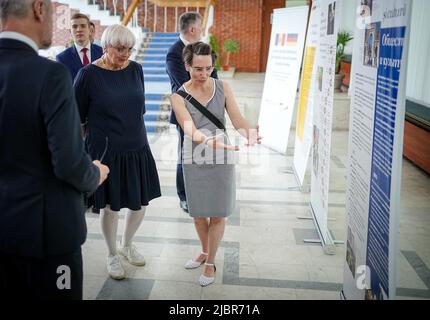 Chisinau, Moldawien. 08.. Juni 2022. Claudia Roth (Bündnis 90/die Grünen), Staatsministerin für Kultur und Medien, blickt in Chisenau auf eine Ausstellung über die 30-jährigen Beziehungen zwischen der Republik Moldau und Deutschland. Quelle: Kay Nietfeld/dpa/Alamy Live News Stockfoto