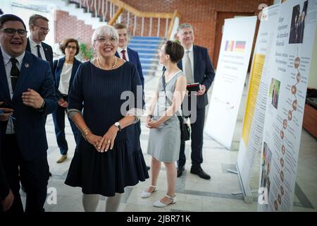 Chisinau, Moldawien. 08.. Juni 2022. Claudia Roth (Bündnis 90/die Grünen), Staatsministerin für Kultur und Medien, blickt in Chisenau auf eine Ausstellung über die 30-jährigen Beziehungen zwischen der Republik Moldau und Deutschland. Quelle: Kay Nietfeld/dpa/Alamy Live News Stockfoto