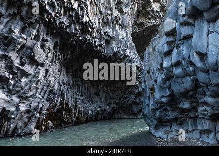 Dramatische vulkanische Basaltsteinformationen in der Gola dell'Alcantara, einer tiefen Flussschlucht oder Lavaschlucht in der Nähe von Taormina im Osten Siziliens, Italien Stockfoto