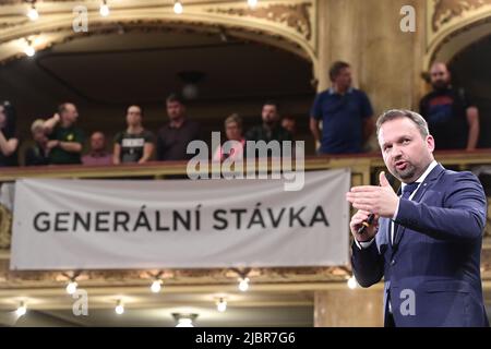 Prag, Tschechische Republik. 08.. Juni 2022. Der tschechische Landwirtschaftsminister Marian Jurecka spricht am 8. Juni 2022 im Lucerna-Palast in Prag, Tschechische Republik, während des Protesttreffens der Landwirte, um die Festlegung von Subventionen für Kleinbauern zu diskutieren. Kredit: Roman Vondrous/CTK Foto/Alamy Live Nachrichten Stockfoto