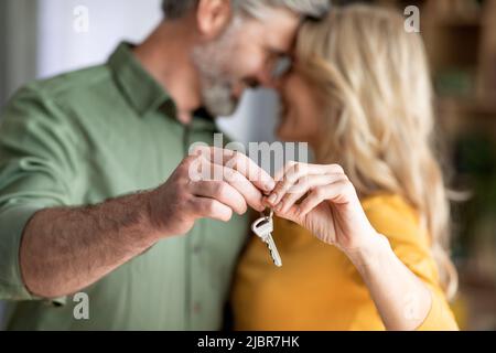 Nahaufnahme Eines Romantischen Paares Mittleren Alters, Das Die Schlüssel In Den Händen Hält Stockfoto