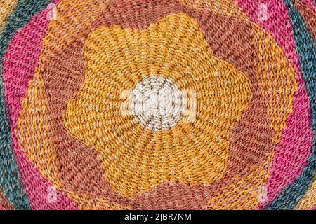 Textur aus Jute-Strickdecke (Teppich) mit charakteristischen traditionellen gesättigten Farben Stockfoto