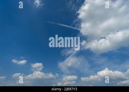 Blauer Himmel mit weißen Wolken, Zirruswolken auf blauem Sommerhimmel, Kopierraum, Ersatzhimmel-Hintergrund Stockfoto
