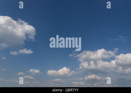 Blauer Himmel mit weißen Wolken, Zirruswolken auf blauem Sommerhimmel, Kopierraum, Ersatzhimmel-Hintergrund Stockfoto