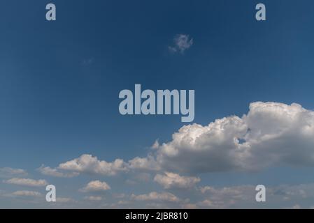 Blauer Himmel mit weißen Wolken, Zirruswolken auf blauem Sommerhimmel, Kopierraum, Ersatzhimmel-Hintergrund Stockfoto