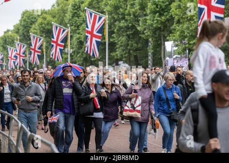 Die Massen machen sich auf den Weg in die Mall, um sich die Platinum Jubilee Pageant finali, London, England, Großbritannien anzusehen Stockfoto
