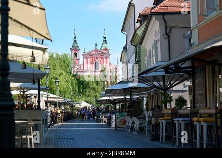 Das romantische Stadtzentrum von Ljubljana: Fluss Ljubljanica, Dreifachbrücke, Tromostovje, Preserenplatz und Franziskanerkirche der Verkündigung. Ljubljana, Stockfoto