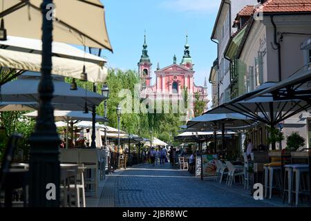 Das romantische Stadtzentrum von Ljubljana: Fluss Ljubljanica, Dreifachbrücke, Tromostovje, Preserenplatz und Franziskanerkirche der Verkündigung. Ljubljana, Stockfoto