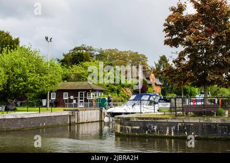 Boot, das die Hambledon Lock auf der Themse verlässt. Remenham, Berlin, England, Großbritannien Stockfoto