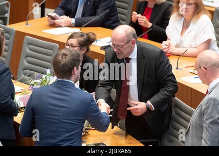 Düsseldorf, Deutschland. 01.. Juni 2022. Rainer SCHMELTZER, SPD, rechts, freut sich über die Wahl zum 1.. Vizepräsidenten des Nordrhein-westfälischen landtags, erhält Glückwünsche von Dr. Martin VINCENTZ, Vorsitzender der AfD-Fraktion, Fraktionsvorsitzender, im landtag des Nordrhein-westfälischen NRW, Düsseldorf am 1.. Juni 2022, â Credit: dpa/Alamy Live News Stockfoto