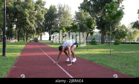 Junger Mann Sportler macht Burpee-Übung im Park im Freien, Burpee Stockfoto