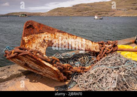 Alter Anker am Rosoe Pier, County Galway, Irland Stockfoto