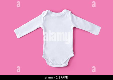 Weiße Babykleidung auf rosa Hintergrund Stockfoto