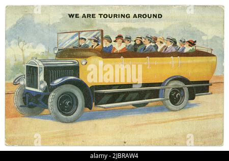 Farbige Cartoon-Postkarte aus den 1920er Jahren, die in einem großen Charabanc herumtourt, um 1925 in London, Großbritannien Stockfoto