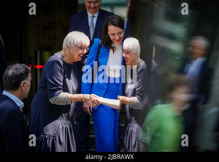 Chisinau, Moldawien. 08.. Juni 2022. Claudia Roth (Bündnis 90/die Grünen), Staatsministerin für Kultur und Medien, wird nach der Eröffnung einer Ausstellung über das 30-jährige Verhältnis zwischen der Republik Moldau und Deutschland in Chisenau gesehen. Quelle: Kay Nietfeld/dpa/Alamy Live News Stockfoto