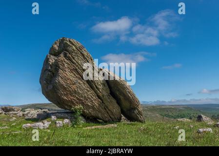 Eine der Norber-Erratiken oberhalb von Austwick im Craven District von West Yorkshire Stockfoto