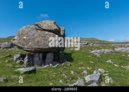 Eine der Norber-Erratiken oberhalb von Austwick im Craven District von West Yorkshire Stockfoto