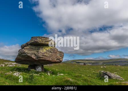 Eine der Norber-Erratiken oberhalb von Austwick im Craven District von West Yorkshire Stockfoto