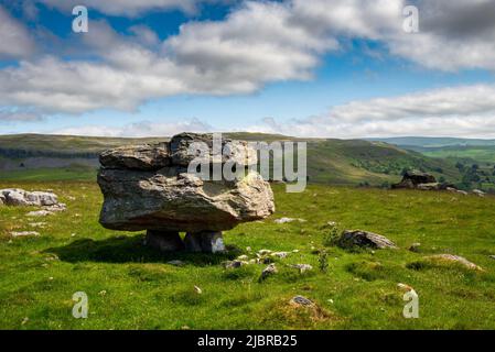 Eine der Norber-Erratiken oberhalb von Austwick im Craven District von West Yorkshire Stockfoto