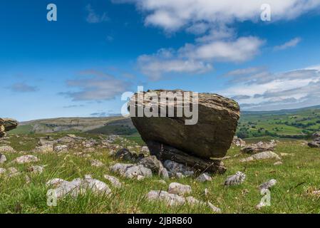 Eine der Norber-Erratiken oberhalb von Austwick im Craven District von West Yorkshire Stockfoto