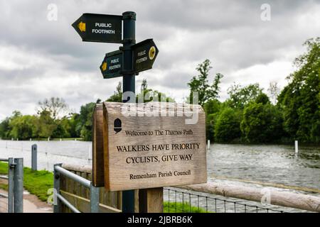 Schild am Themse-Pfad neben der Themse in der Nähe von Henley. Remenham, Berlin, England, Großbritannien Stockfoto