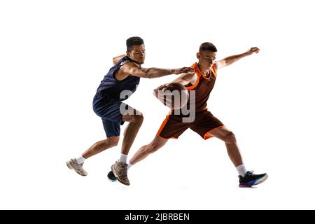 Porträt von zwei sportlichen Männern, Basketballspieler in Uniform spielen, Training isoliert über weißen Studio-Hintergrund Stockfoto