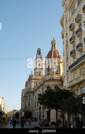 Blick auf das Rathaus von Valencia am Plaça de l'Ajuntament (Rathausplatz), Valencia, Spanien. Die U-Bahnstation Xàtiva befindet sich im Hintergrund Stockfoto