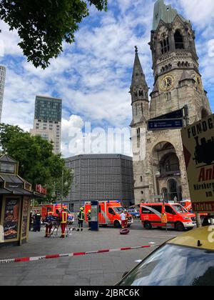 Berlin, Deutschland. 08.. Juni 2022. Rettungskräfte stehen vor der Gedächtniskirche. In Berlin fuhr ein Fahrzeug in eine Menschenmenge, nach Angaben der Feuerwehr seien am Mittwochmorgen rund 30 Menschen verletzt worden. Nach Angaben der Polizei ereignete sich der Unfall um 10:30 in der Tauentzienstraße (Hausnummer 13) in der Nähe der Gedächtniskirche und des Ku'Damms. Quelle: Marion van der Kraats/dpa-Zentralbild/dpa/Alamy Live News Stockfoto