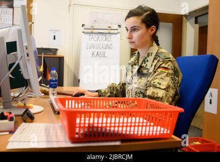 Islamabad, Pakistan. 07.. Juni 2022. Edith Grittner, eigentlich Leutnant des IT-Bataillons 293 in Murnau am Staffelsee, bearbeitet Visaanträge von Flüchtlingen aus Afghanistan, die nach Deutschland ausreisen wollen, in einem Büro in der Deutschen Botschaft. Das Hauptgebäude der deutschen Botschaft in Pakistan in Islamabad beherbergt die Rechts- und Konsularabteilung, in der Visa für afghanische Flüchtlinge bearbeitet werden. Quelle: Bernd von Jutrczenka/dpa/Alamy Live News Stockfoto