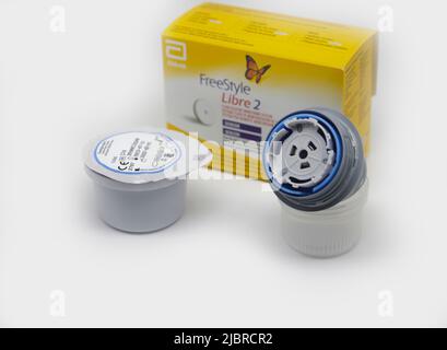 Freestyle Libre Flash Glucose Monitoring System für Diabetiker, über einen am Arm getragenen Pflaster. Stockfoto