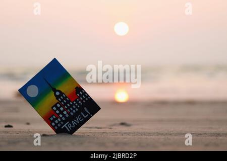 Reisen Malerei im Sand bei Sonnenuntergang, Chivla Beach, Malvan, Maharashtra, Indien Stockfoto