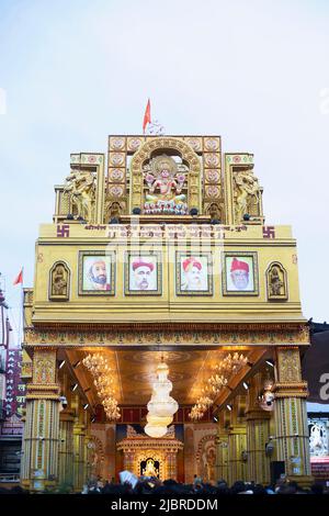 INDIEN, MAHARASHTRA, PUNE, 2019. September, eifriger Anhänger des Shrimant Dagdusheth Halwai Ganpati während des Ganpati Festivals Stockfoto