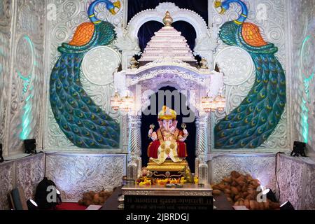 Tambdi Jogeshwari Ganpati verkörpert im Silberschrein, Pune, Maharashtra, Indien. 2. Manache Ganapati oder herausragende Ganeshas-Idole von Pune Stockfoto