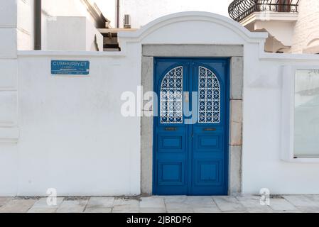 Bodrum, Mugla, Türkei. April 22. 2022 schöne traditionelle blaue Tür in der ägäischen Küstenstadt Bodrum im Südwesten der Türkei. Stockfoto