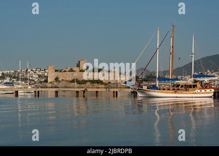 Bodrum, Mugla, Türkei. April 22. 2022 Schloss Bodrum, eine mittelalterliche Festung aus der Zeit der Kreuzzüge mit Blick auf den schönen Hafen auf Th Stockfoto