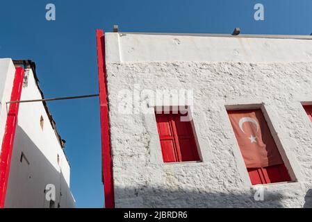 Bodrum, Mugla, Türkei. April 22. 2022 Grafische Architektur und rot verschalt Fenster von traditionellen Gebäuden in der westtürkischen Stadt Bodrum, Stockfoto