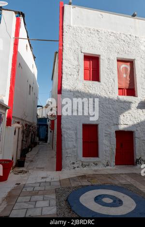 Bodrum, Mugla, Türkei. April 22. 2022 schönes rot gestrichenes Gebäude in den Seitenstraßen der Altstadt von Bodrum, eine lebendige und lebendige Stadt im Süden Stockfoto