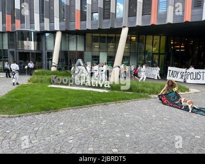 Prag, Tschechische Republik - 8 2022. Juni: Protest gegen die Versicherung von Kohlebergwerken und Ölgesellschaften vor der Versicherungsgesellschaft Kooperativa. Stockfoto